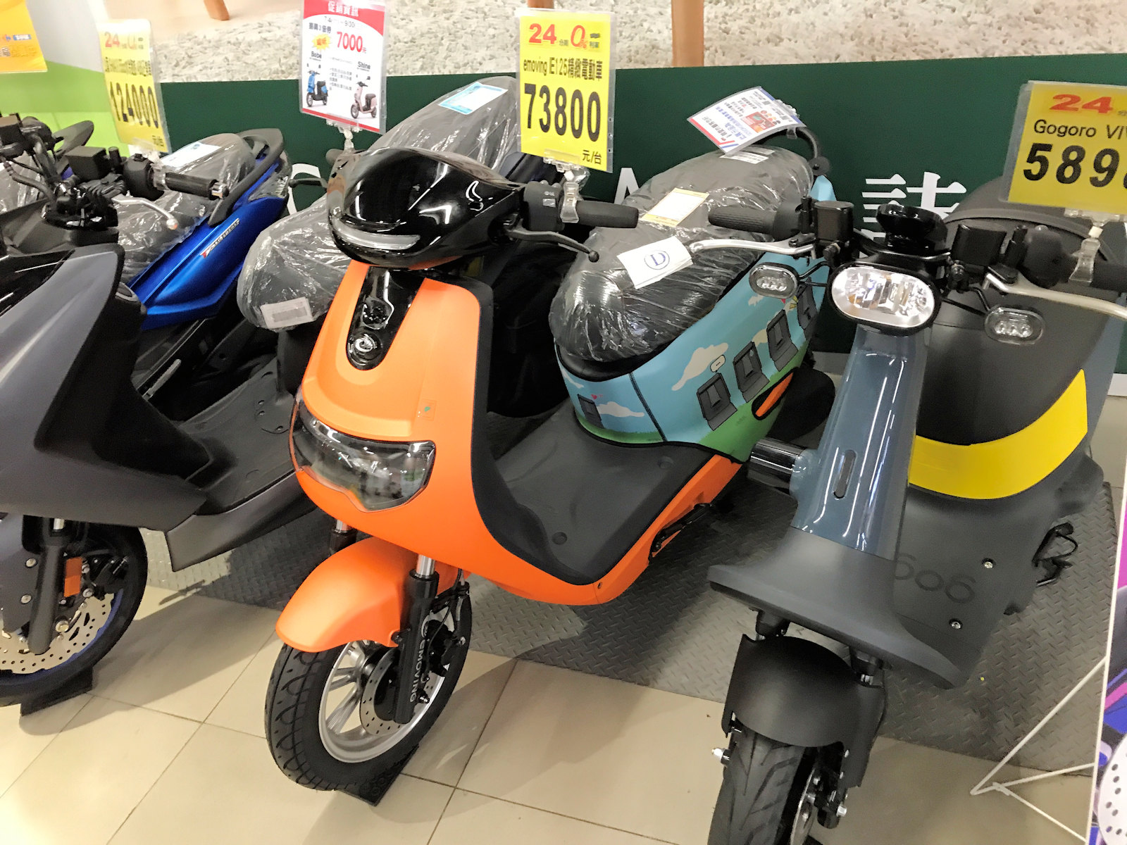 Due Gogoro (di due modelli differenti) in vendita in un supermercato taiwanese